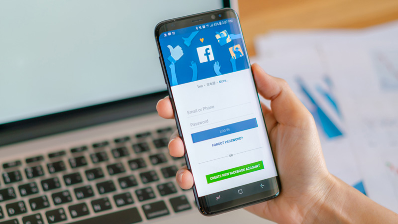 smartphone con app facebook aperta